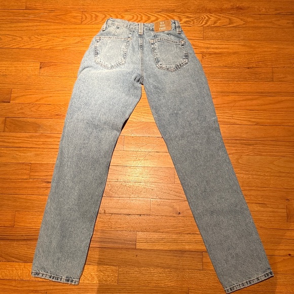 Women’s Size 25 Low-Rise Straight Leg Jeans. - Picture 2 of 6